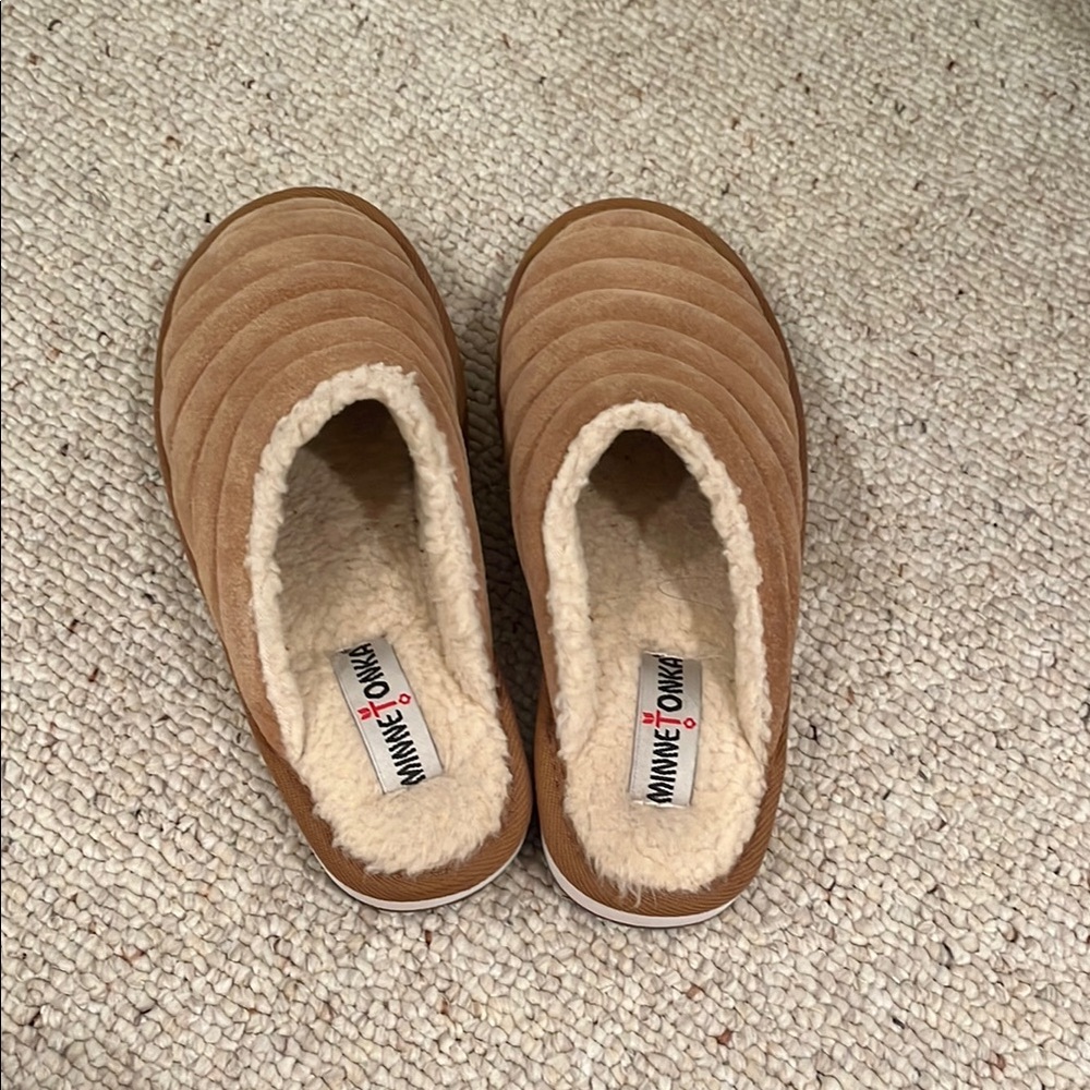 Minnetonka Women's Cozy Brown Slippers